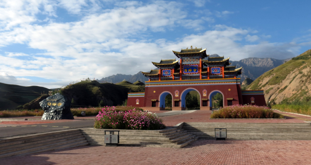 风光旅行 马蹄寺位于甘肃肃南裕固族自治县境内,北距张掖市市区65公