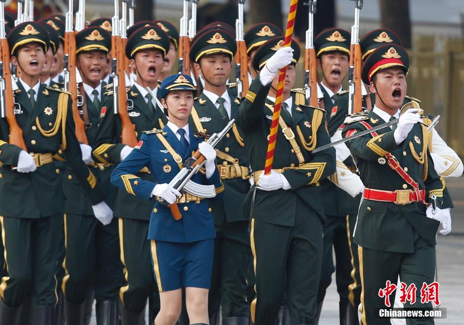 描述:经中央军委批准,仪仗队,军乐团新式礼宾服于8月1