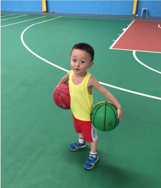 震撼!5岁篮球神童小翔玮正规专业篮球赛技惊四
