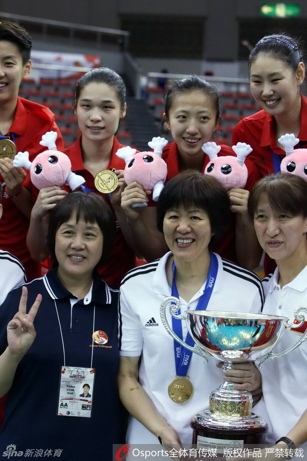 大快人心!中国女排击败日本夺得世界杯冠军