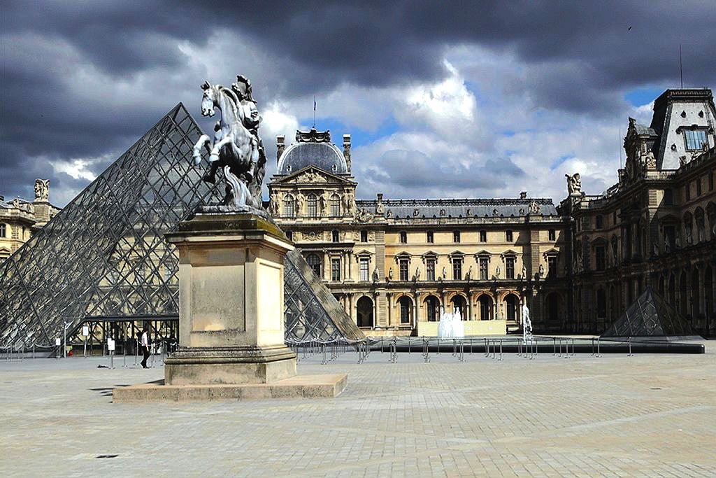 法国巴黎卢浮宫的玻璃金字塔