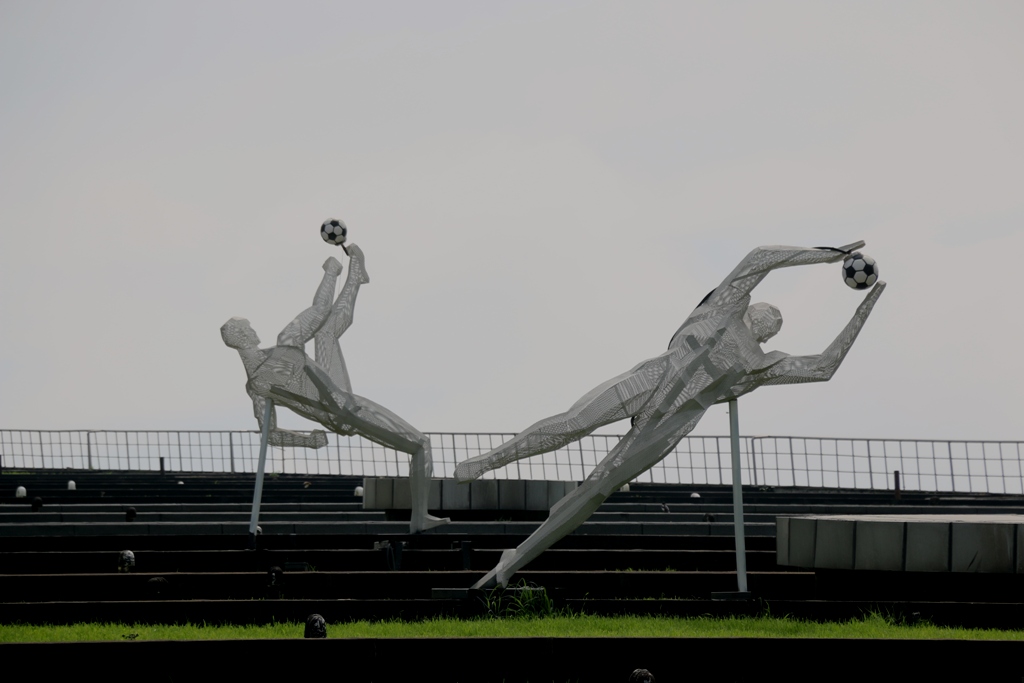 ★沈阳儿童足球公园的雕塑---不老龙边走边摄