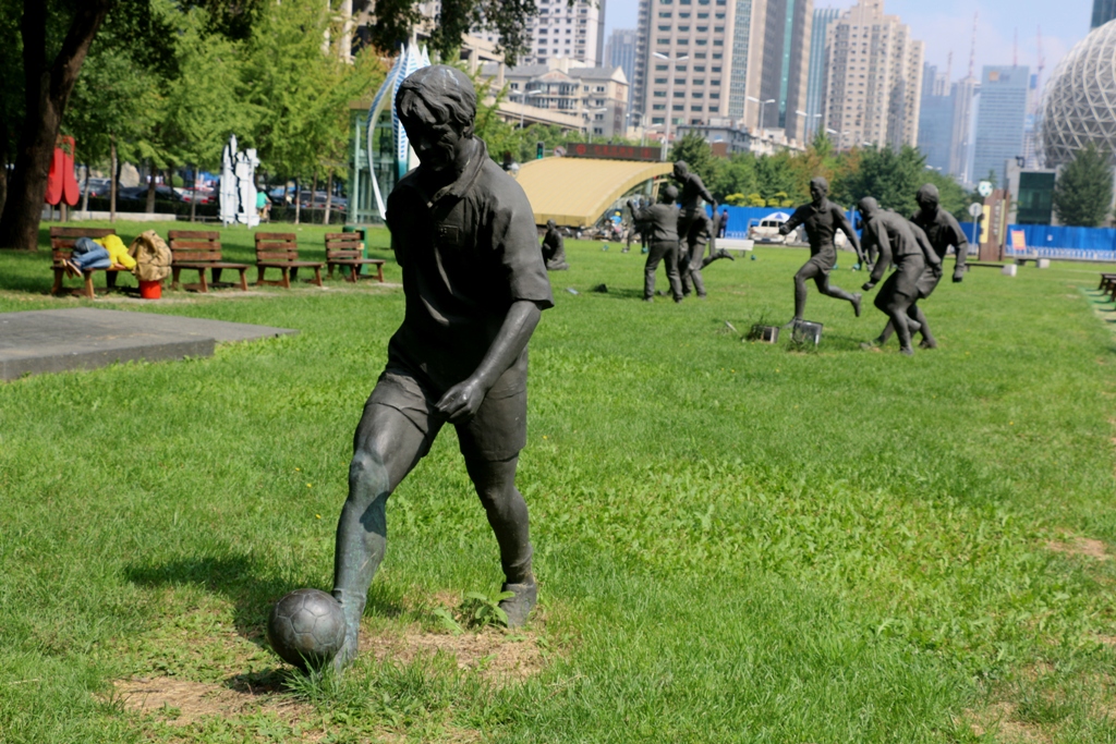 ★沈阳儿童足球公园的雕塑---不老龙边走边摄