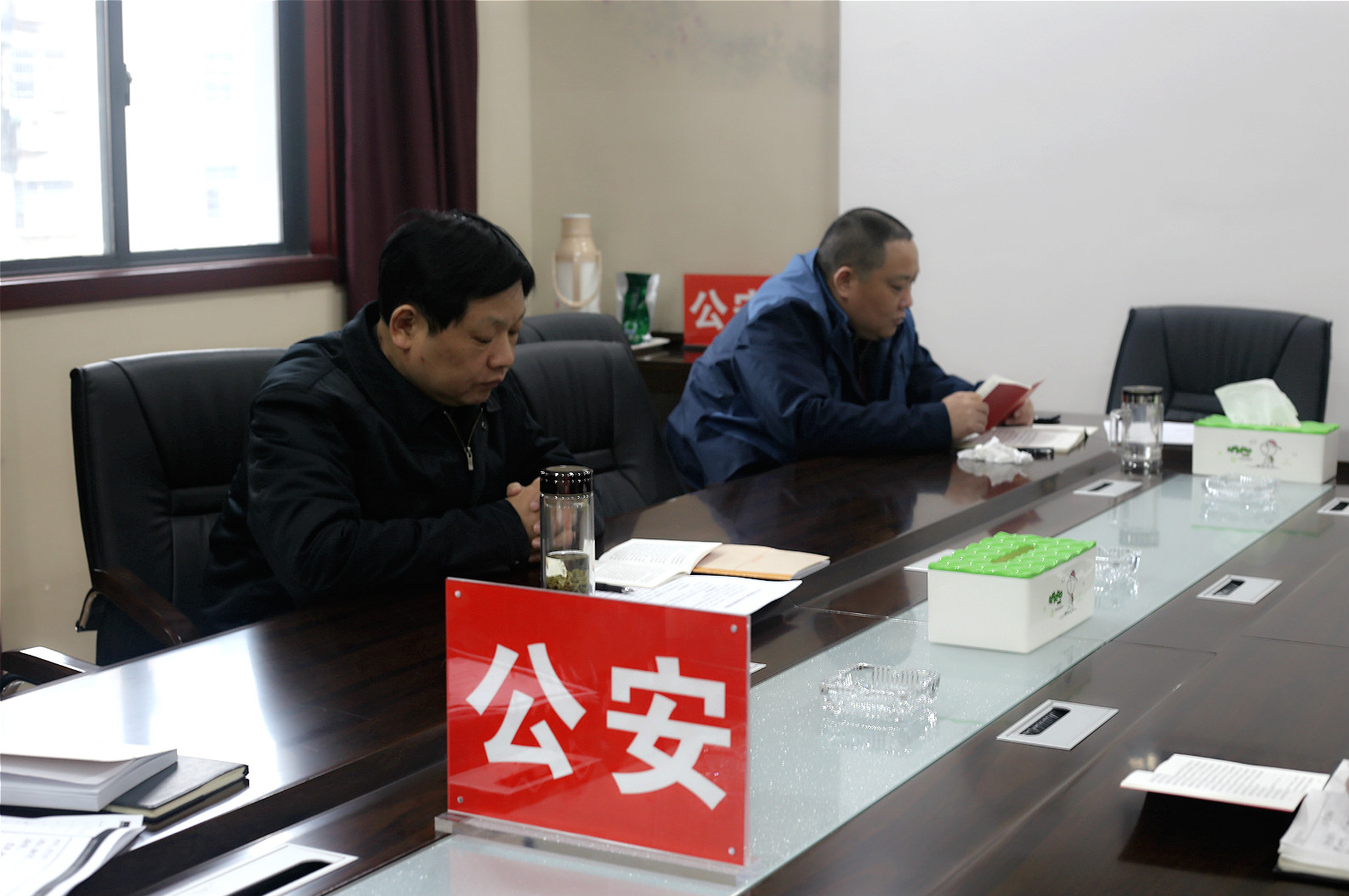 公安农发行组织党员学习最新修订的《党章》