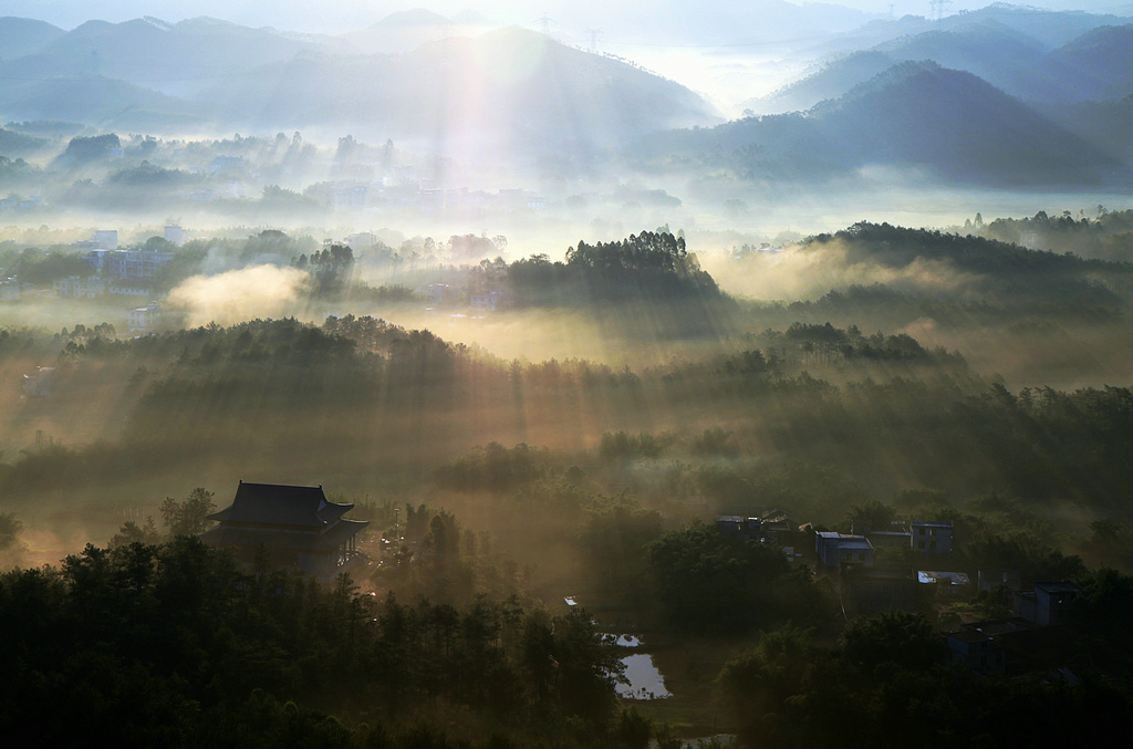 晨光照山村