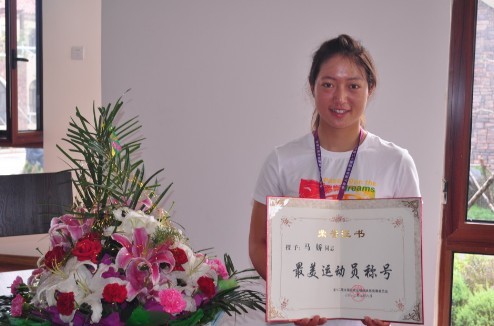 巩其庄亲自来到运动员下榻的将军石温泉酒店大堂为马娇颁发荣誉证书