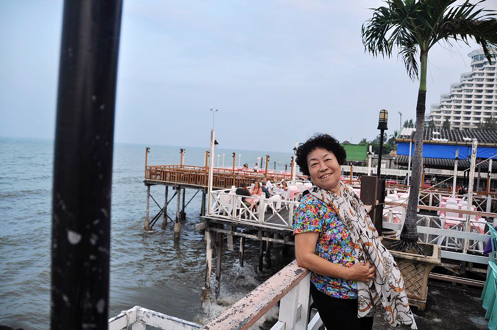赴泰国体验之旅:曼谷夜海滨吊脚楼海鲜大排档