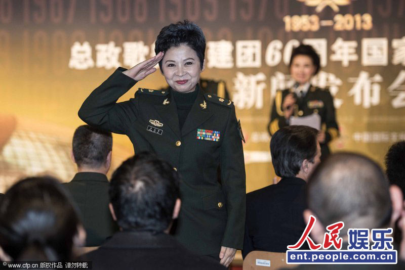 董文华穿军装与谁拥抱?(图)