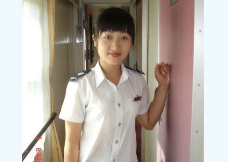 标题:实拍中国最年轻漂亮的女列车长