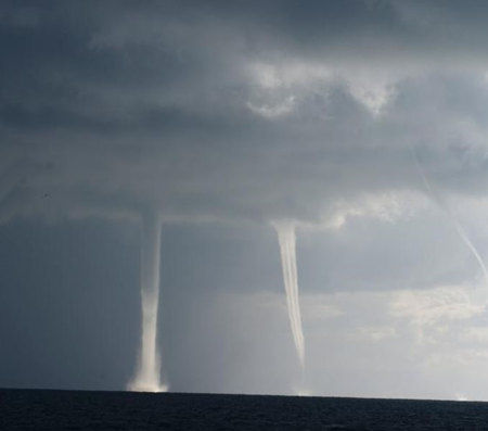 青海湖现"龙吸水"奇观:天空9条水柱挂湖面(图)