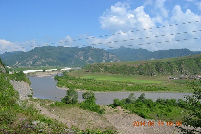 描述:中朝边境南坪路段,对岸为朝鲜.