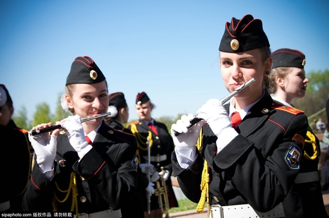 参与阅兵式彩排的俄罗斯女兵