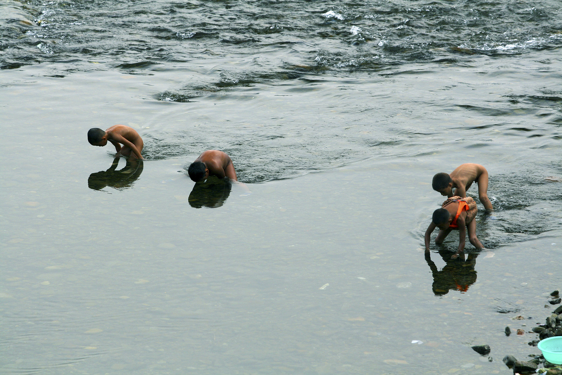 欧阳川摄影作品 戏水的孩子 二幅