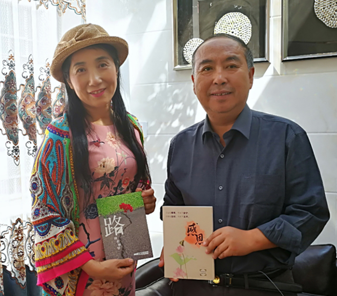 加坡华侨女作家韩昕余向学校和社会捐赠著名慈