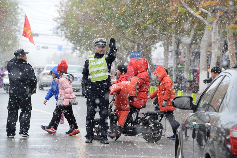 平邑交警迎战风雪力保雪天道路安全