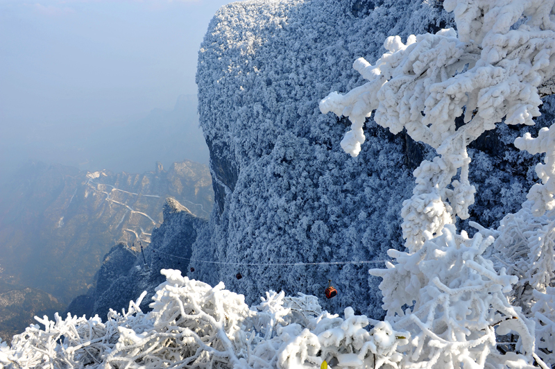 張家界天門山冰雪奇觀引裸男激情撒野