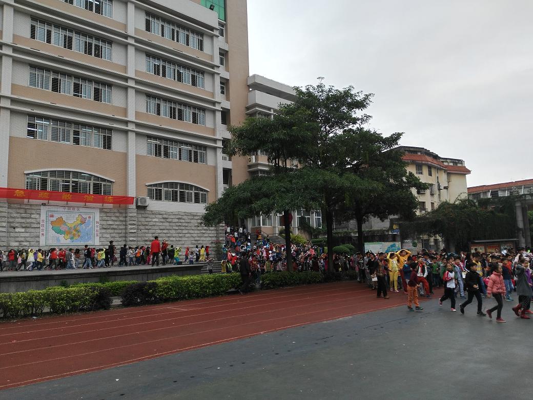 转发到我的炫文圈 四月十四日,安溪实验小学利用大课间时间,举行全校