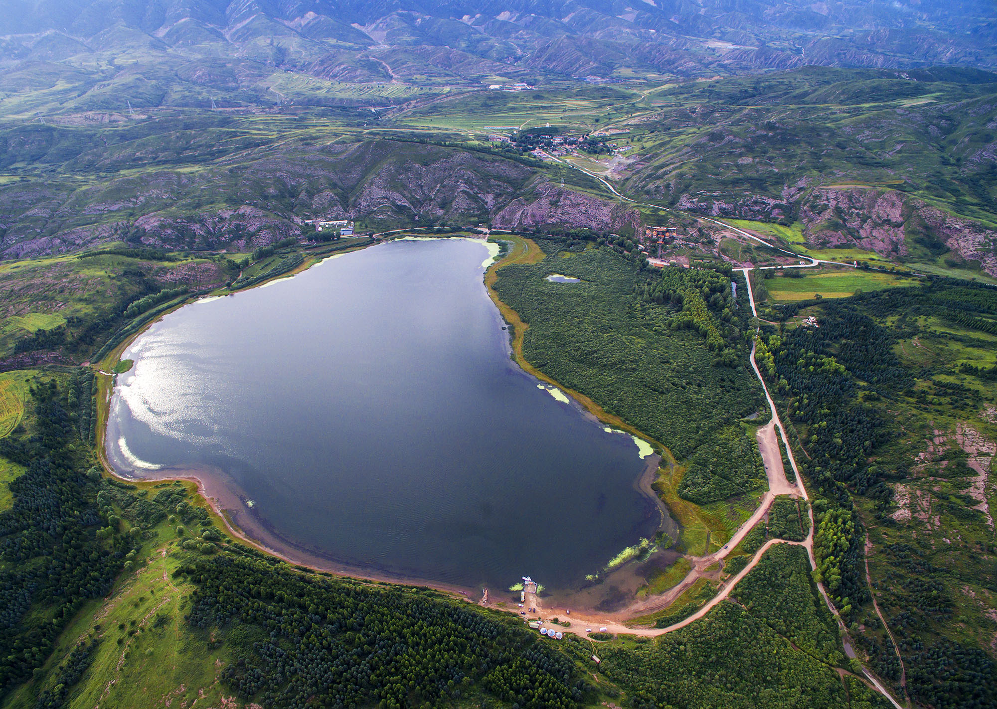 芦芽山天池图片